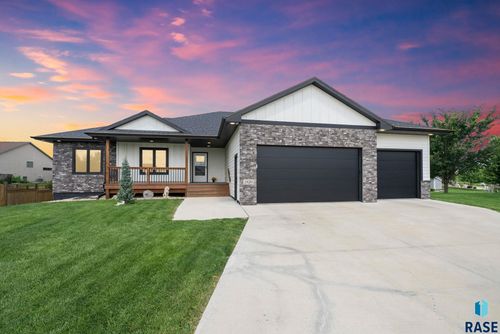 2820 E Daybreak Cir, Brandon, SD, 57005-2412 | Card Image