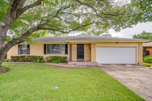4952 Stadium Dr, Fort Worth, TX, 76133-1742 | Card Image