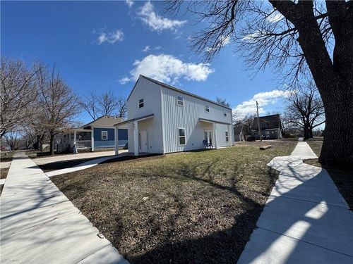 803 Pecan St, Humboldt, KS, 66748-1949 | Card Image