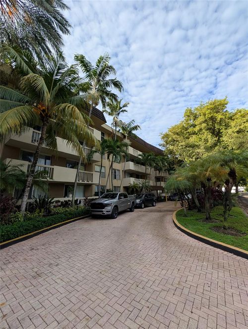 apt-238-1800 Sans Souci Blvd, North Miami, FL, 33181-3068 | Card Image