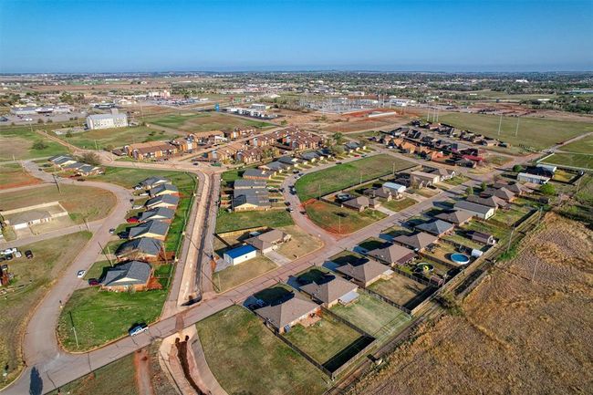 Aerial view of the neighborhood | Image 40