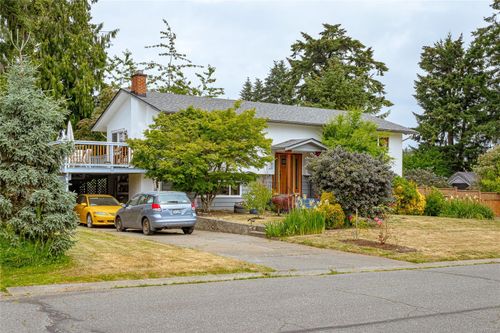 8022 Galbraith Cres, Saanichton, BC, V8M1K4 | Card Image