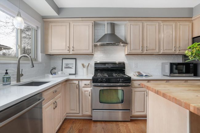Note s/s appliances, quartz counters & prep space | Image 6