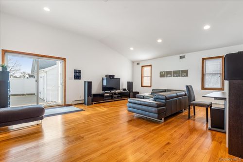89 157th Ave, Howard Beach, NY, 11414-2728 | Card Image