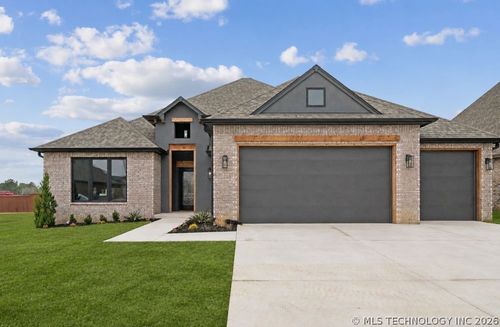 8732 S Quanah Ave, Tulsa, OK, 74132-3552 | Card Image