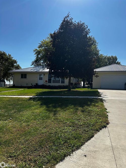 617 E Des Moines St, Brooklyn, IA, 52211-9202 | Card Image