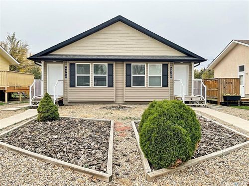 a-8470 Howard Ave, Gull Lake, SK, S0N1A0 | Card Image