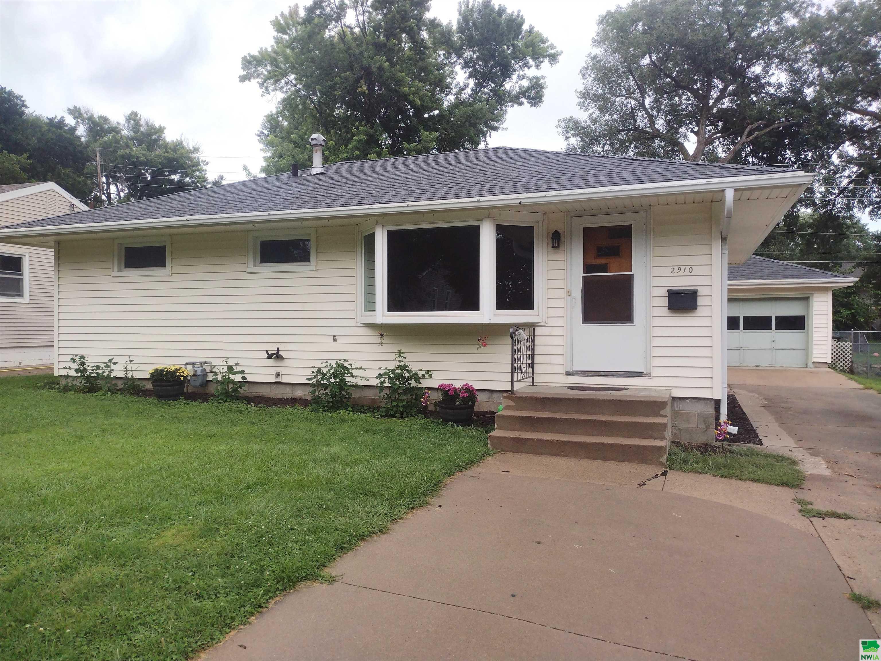 Glass St, Sioux City, IA 51106