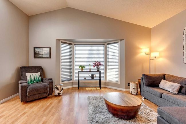 4 Strathwood Bay Sw, Home with 3 bedrooms, 2 bathrooms and 4 parking in Calgary AB | Image 3