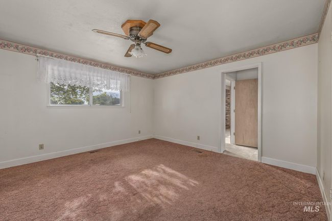 Large primary bedroom | Image 15
