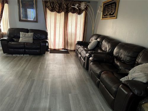 g206-18111 Nw 68th Ave, Hialeah, FL, 33015-3949 | Card Image