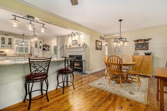 Kitchen Eating | Image 11