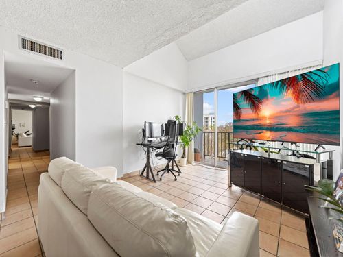 apt-502-310 Fontainebleau Blvd, Miami, FL, 33172-5726 | Card Image
