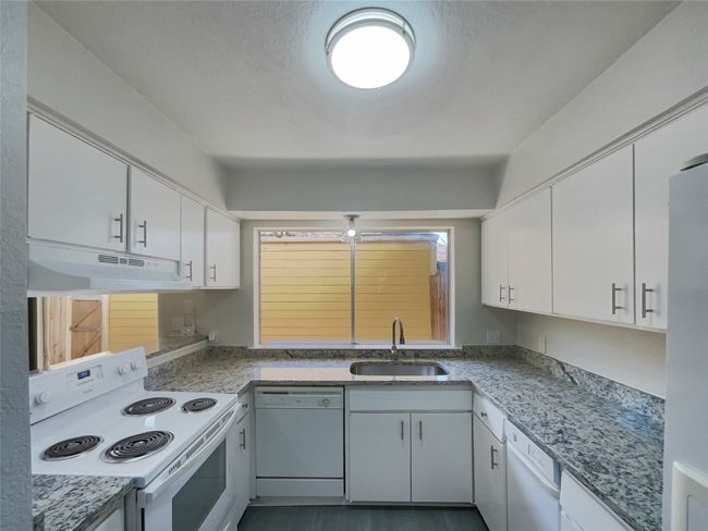 1985 Shorewood Dr, Condo with 3 bedrooms, 3 bathrooms and null parking in Grapevine TX | Image 6