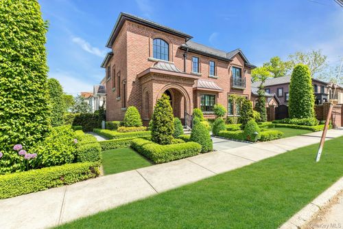 16204 12th Rd, Whitestone, NY, 11357-2804 | Card Image