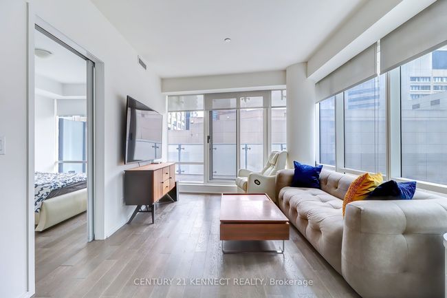 526 - 1 Bloor St E, Condo with 3 bedrooms, 2 bathrooms and null parking in Toronto ON | Image 7