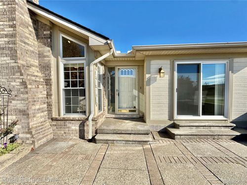 18379 Pleasant Valley Dr, Macomb, MI, 48044-6121 | Card Image