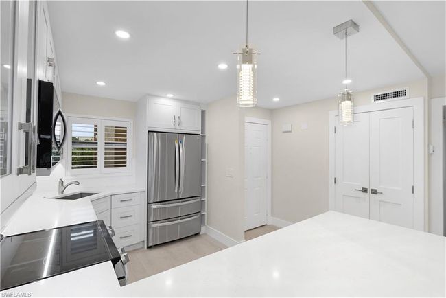 APT-104 - 57 High Point Cir W, Condo with 2 bedrooms, 2 bathrooms and 1 parking in NAPLES FL | Image 8