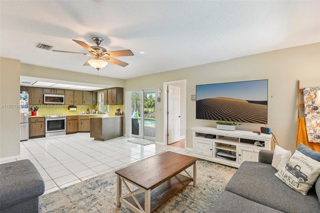 1321 Nw 75 Th Ter, House other with 3 bedrooms, 2 bathrooms and null parking in Plantation FL | Image 8