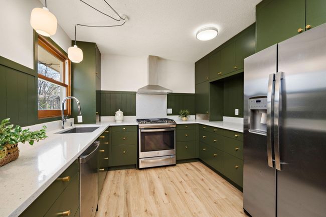 stainless steel appliances and granit countertops | Image 9