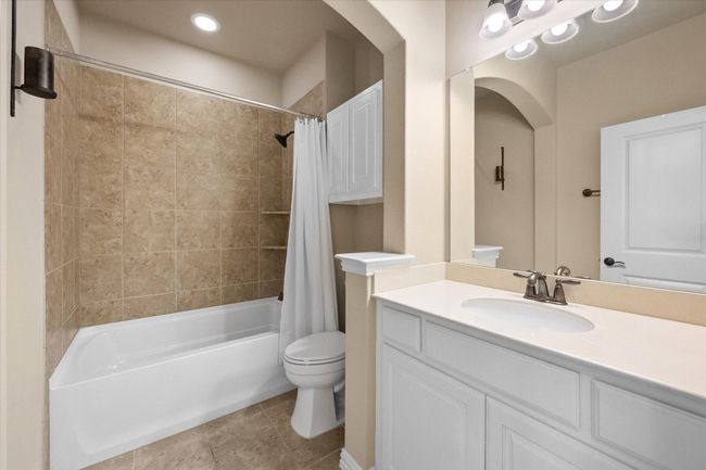 Shared bathroom to the two secondary bedrooms | Image 27