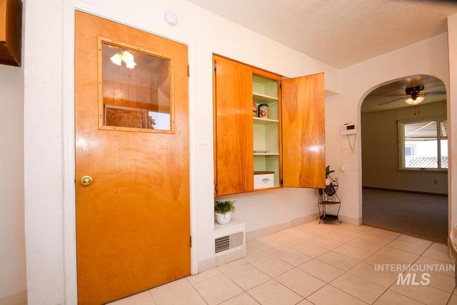 Hallway with arched walkways and light tile patterned floors | Image 15