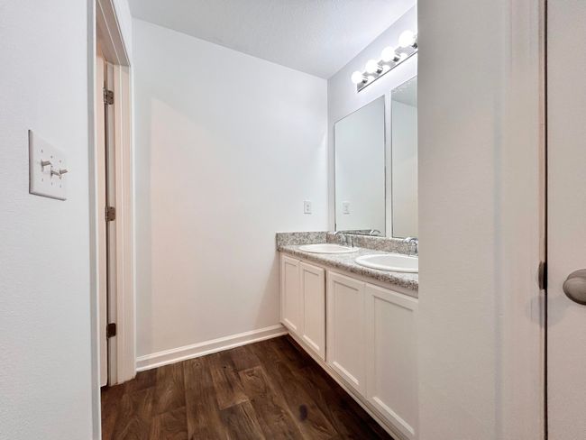 51 Upstairs Bathroom | Image 52