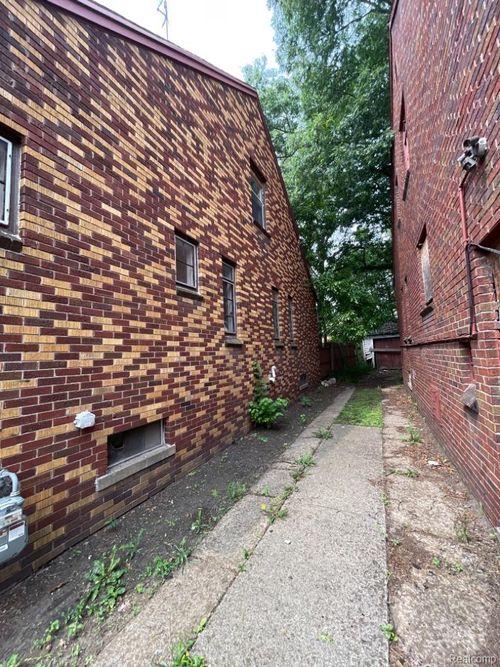 15717 Freeland St, Detroit, MI, 48227-2914 | Card Image