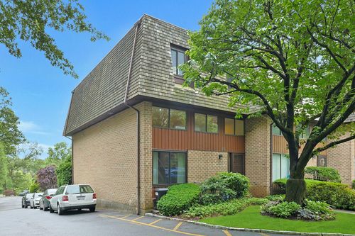 25 The Hamlet, Pelham, NY, 10803-3052 | Card Image