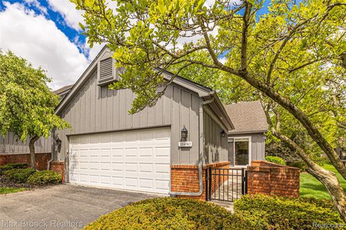 28490 Venice Cir, Farmington Hills, MI, 48334-4144 | Card Image