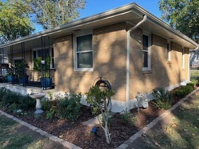 Planter beside garage entry | Image 3