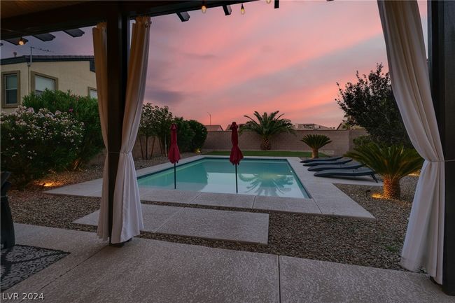 Sit back, relax watching the beautiful Vegas sunsets | Image 36