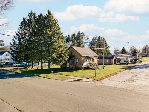 302 Blossom St, Iron River, MI, 49935-2226 | Card Image