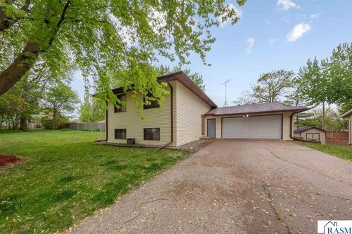220 S Montgomery Avenue, Le Center, MN, 56057 | Card Image
