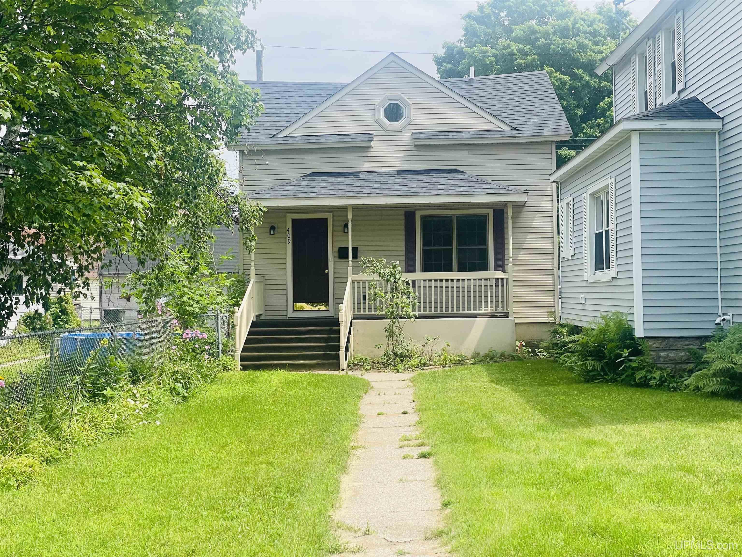 17th St, Escanaba, MI 49829