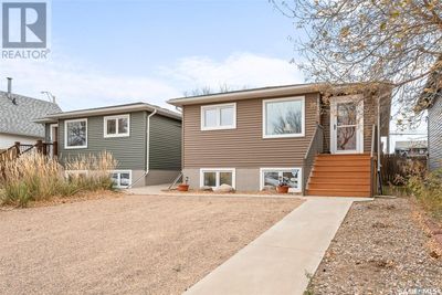 1105 Lillooet St W, House other with 4 bedrooms, 2 bathrooms and null parking in Moose Jaw SK | Image 3