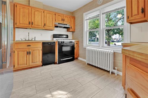 33 Park Cir, New Hyde Park, NY, 11040-3812 | Card Image