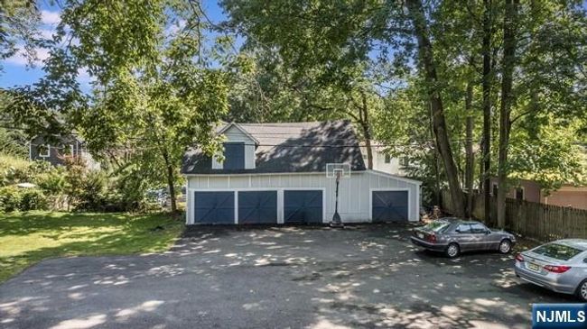 163 Park St, Home with 10 bedrooms, 1 bathrooms and null parking in Montclair NJ | Image 5