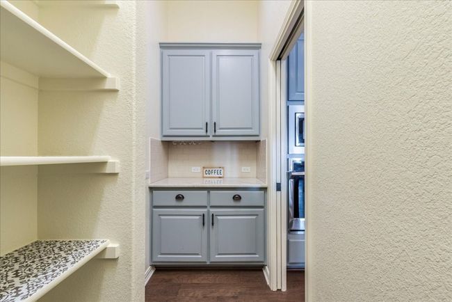 Pantry with Butler's pantry | Image 16