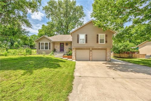 301 N Harrison St, Spring Hill, KS, 66083-9121 | Card Image