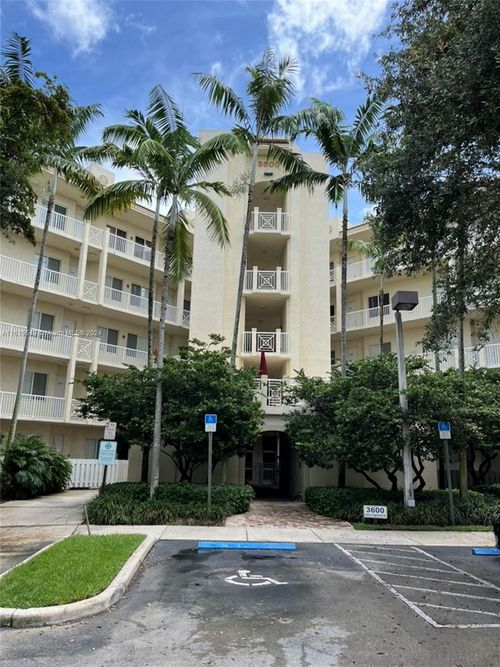 203-3600 Oaks Clubhouse Dr, Pompano Beach, FL, 33069 | Card Image