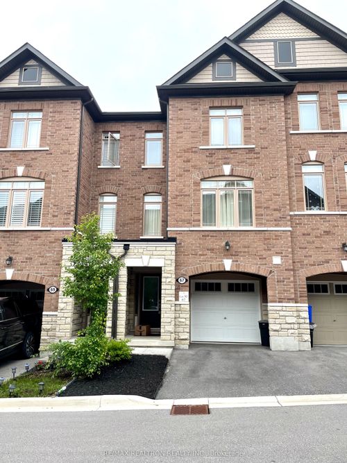 67 Gordon Cir, Newmarket, ON, L3Y0C9 | Card Image