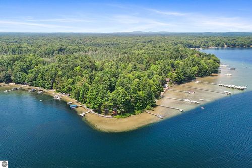 620 Lakewood Rd, Traverse City, MI, 49685-8872 | Card Image