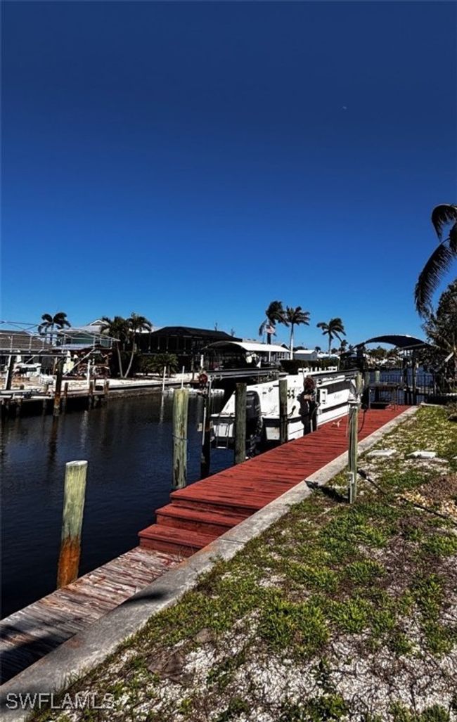 East view of dock with lift and boat | Image 30