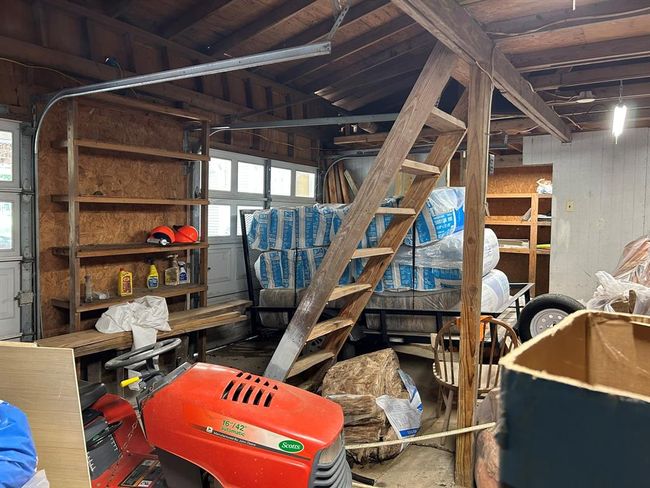 2-car garage/workshop equipped with running water and sinks | Image 30