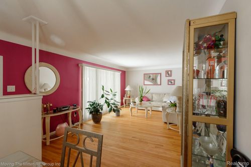 8913 Appleton, Redford, MI, 48239-1233 | Card Image