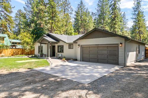 19415 Comanche Cir, Bend, OR, 97702-8958 | Card Image