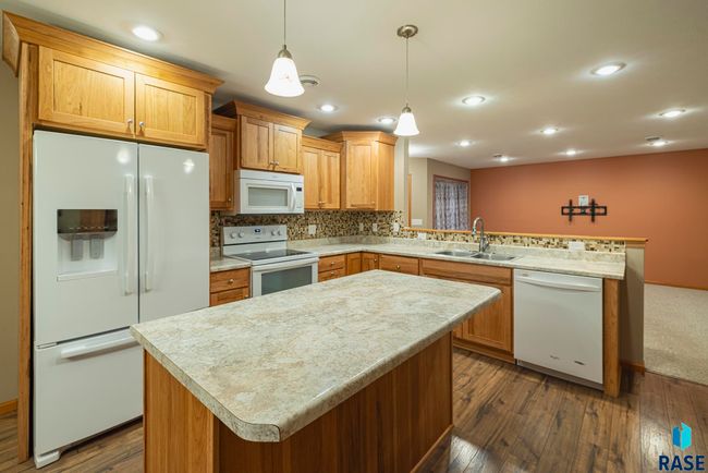 284 7th St, Townhouse with 2 bedrooms, 2 bathrooms and null parking in Westbrook MN | Image 4