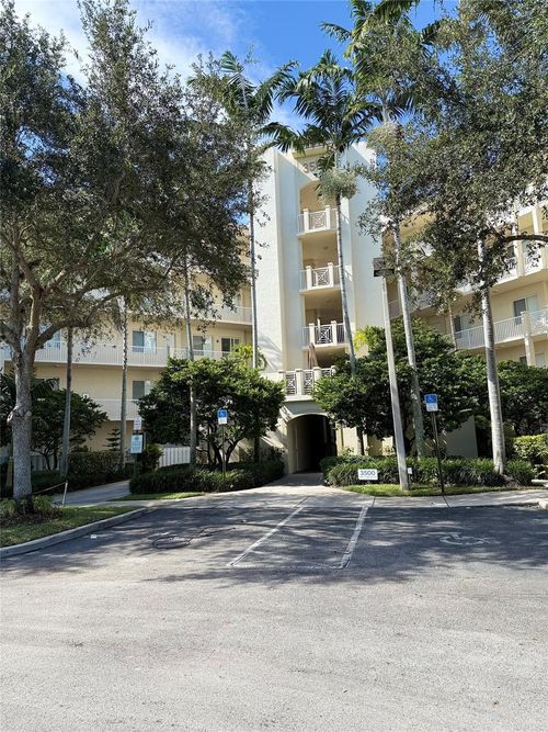303-3500 Oaks Clubhouse Dr, Pompano Beach, FL, 33069 | Card Image