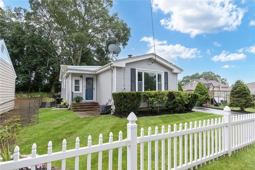9 Pequot Ave, Cumberland, RI, 02864-5906 | Card Image